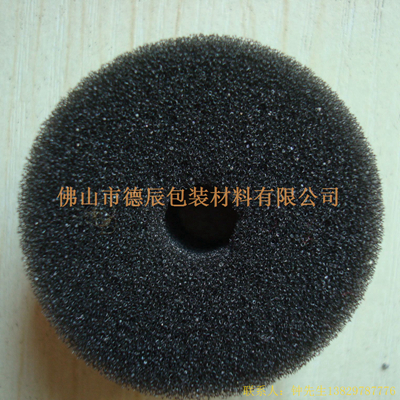 過濾海綿也稱網(wǎng)狀海綿，爆破海綿。聚氨酯過濾海綿由普通開孔軟泡高溫爆破開孔加工而成，爆破除掉了泡沫網(wǎng)絡(luò)之間原有的氣泡膜，得到了主體骨架網(wǎng)狀結(jié)構(gòu)。
過濾海綿的空隙率高達(dá)97%，具有優(yōu)異的透氣性、良好的柔軟性和較高的機(jī)械強(qiáng)度。
