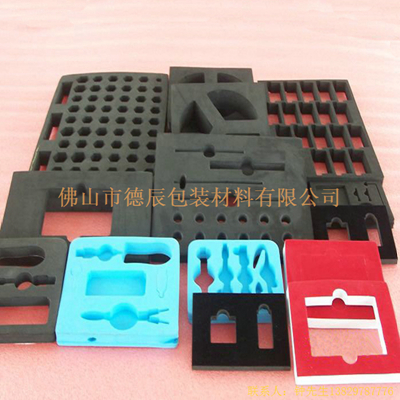 海綿包裝內(nèi)托是一種全新的包裝內(nèi)襯材料，其產(chǎn)品性能對比過去的紙質(zhì)內(nèi)襯。他的防潮性更好、減震性更強。產(chǎn)品本身也屬于環(huán)保材料擁有生物降解的特性，不會對地球環(huán)境造成二次損傷。目前在發(fā)達國家很多產(chǎn)品已從過去的紙質(zhì)內(nèi)襯向海綿包裝內(nèi)襯邁進。